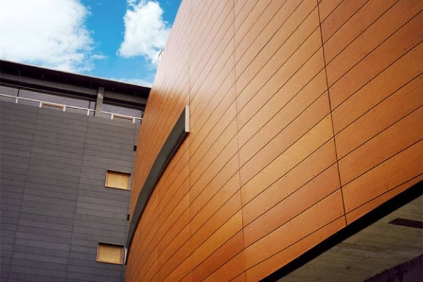 Klejenie paneli fasadowych